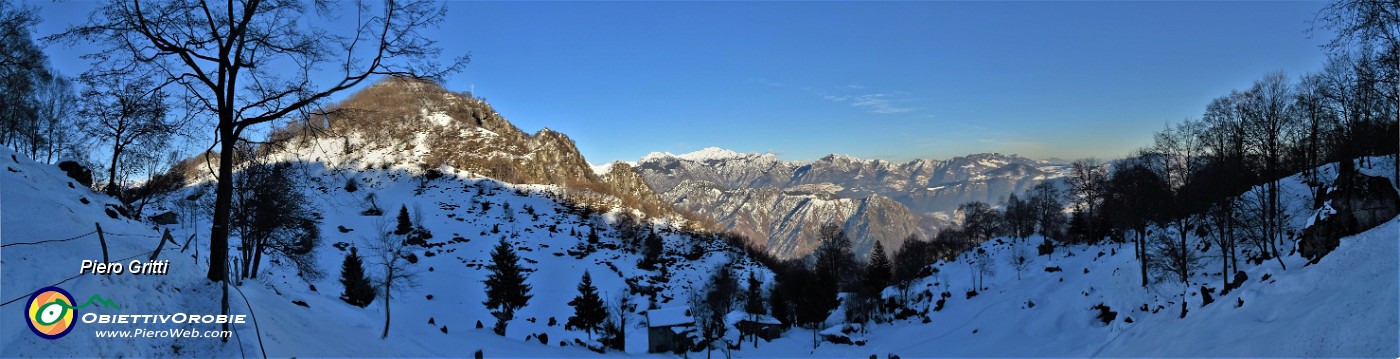 37 Vista panoramica  sulla radura prativa poco oltre il  Rifugio Monte Zucco.jpg